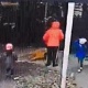 Көтөрүп бара жаткан баласын жерге ыргытып салган видео. Чүй ОИИББи энени тапты