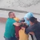 Өзбекстанда жаңжал учурунда эркек адам аялдын чачын жулуп алды (видео)