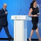 "Келишимдүү жана сулуу". Владимир Путин америкалык журналистке комплимент айтты (видео)