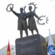 "Адамзатка жарык чачып, өзүм өчүп баратам". Пандемияда каза тапкан дарыгерлерге арналган эстелик ачылды
