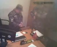 "Улам кабинетке кирип акча беришип". УКМК Чек ара кызматындагы жооптуу кызматкерлерди кармады (видео)