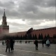 "Таштанды челектерин учуруп...". Москва шаарында катуу шамал жүрүп жатат (видео)