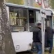 Бишкекте жүргүнчү ташыган автобус даракты сүзүп, болжолдуу он киши жаракат алды (видео)