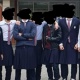 Казакстанда мугалимге нааразы болгон окуучу балдар сабакка юбка кийип барышты