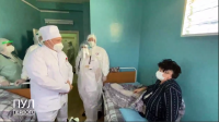 Бет кабын чечип, COVID-19 менен ооруган бейтаптын колун кыса кармаган Лукашенконун кезектеги талкуу жараткан видеосу