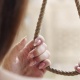 Токтогулда 25 жаштагы келин асынып каза болду. Маркум өлүм катын калтырып кеткен