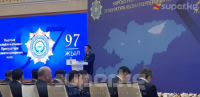 "Бир карын майды бир кумалак чиритет". Курманкул Зулушев кызматкерлерин майрамы менен куттуктады