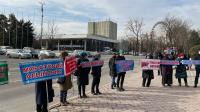 Өкмөт үйүнүн алдында гепатит менен ооругандар митингге чыгышты