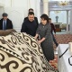 Садыр Жапаров Валентина Шевченконун апасына шырдак, машыктыруучусуна жаа берди (фото)