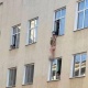 Казакстанда кош бойлуу аял терезеден секирүүгө аракет кылган