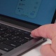 Эксперттер Apple аппаратын плёнка жана клейдин жардамы менен бузуп киришти