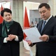 Садыр Жапаров борбор калаадагы шайлоо участкаларынын биринде шайлоого болгон даярдык менен таанышты