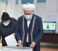 Азирети муфтий Замир Ракиев Ысык-Ата районундагы шайлоо тилкесинен добуш берди