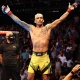 UFC: Дастин Порьени жеңип, октагондон бийлеп кетип бара жаткан Чарльз Оливейранын көз айнегин уурдоо аракети болду (видео)