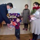 Айбек Жунушалиев балбан кыздардын аты коюлган үч эм наристенин үй-бүлөсүнөн кабар алды