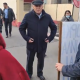 "Түшүр дейм камераңды!". Камчыбек Ташиев аны видеого тарткан активистке уруксат бербей койду (видео)