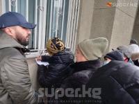 Өкмөт үйүнүн алдына митингге чыккандар талаптарын тапшырып тарап кетишти