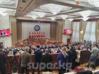 Жогорку Кеңештин 7-чакырылышынын депутаттарынын ант берүү аземи башталды. БШКнын төрайымы сөз сүйлөп жатат