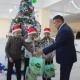 Баткенде төрөлгөн 3 эм балдарга облус башчысынан жаңы жылдык баштыктар тартууланды