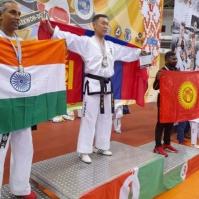 Мелдеште Кыргыз өлкөсүнүн желегин кармап турган спортчу таң калтырууда. Федерация андай спортчу жок экенин айтты