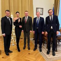 Украинада аткаминер жардамчысы менен түшкөн сүрөттүн айынан жумуштан алынды