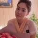 Анжелика балдак менен басып баштайт. Ырчынын кичүү кызы ооруканадан чыкса, улуу кызына операция жасалды