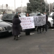 "Нааразы болгондор ыраазы болуп тарашты". Шаардык мэриянын алдында митинг болуп өттү