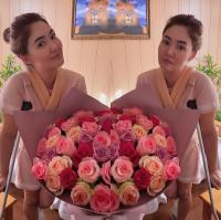 Ырчы Анжелика кызы менен ооруканадан үйүнө чыгарылды