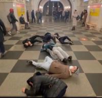 "Жоругуң жолдо калсын!". Интернетке 6 баланын турган жеринен кулап түшкөн видеосу жарыяланды