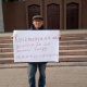 Жарандык активист Баш мыйзамдын долбоорун элдин талкуусуна чыгарууну талап кылып акция өткөрдү