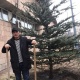 Гүлжигит Сатыбеков спорт ордосунун короосуна балаты отургузду. "Концерт коюп жатканда бак тигүүнү ниет кылгам" дейт ырчы