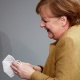 Ыргып тура калган. Германиянын канцлери Ангела Меркелдин трибунага бет кабын унутуп калган видеосу талкуу чордонунда