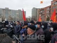 Райымбек Матраимовдун колдоочулары Биринчи Май райондук сотунун алдына чогулушту
