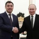 Садыр Жапаров Владимир Путинге кылыч белек кылганы кабарланды