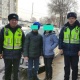 Милициянын кайгуул кызматкерлери адашып жүргөн баланы таап ата-энесине өткөрүп беришти