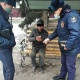 Караколдо милициянын кызматкерлери көчөдө тоӊуп калган адамды сактап калышты