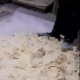 "Күчүм жетпей калган". Өзбекстанда сүзмөнү буту менен тебелеп жаткан аялдын видеосу тарады