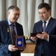 Садыр Жапаров Казакстандагы жалгыз манасчы Баянгали Алимжановду "Достук" ордени менен сыйлады