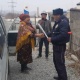 Айдоочу айымдарга гүл десте. Баткенде салтка айланган саамалык уланды