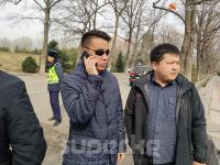 "Легитимсиз парламент таркасын" деген талап менен митинг өтүүдө. Митингге депутат Бекешев келди