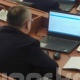 Референдум тууралуу мыйзам долбооруна добуш берүү алдында экиден мышка менен отурган депутаттар бар