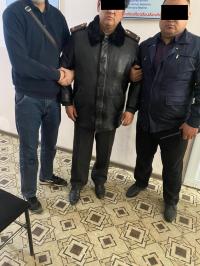 "Базардагы ишкерлерден мыйзамсыз акча чогулткан". Ошто шаардык милиция бөлүмүнүн башчысы кармалды