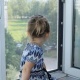 Бишкекте көп кабаттуу үйдүн терезесинен 2 жашар кыз кулап кетип, жандандыруу бөлүмүнө түштү