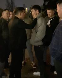 "Жекеме-жекеге чыгабыз". Ырчы Кудайберди Айтбосуновдун бийчи баланы жаакка чапкан видеосу тарады