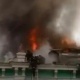 Токтотконго болбойт. Орусияда күйүп жаткан оорукананын ичинде операция жасалууда