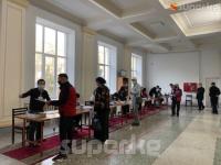"Кыргыз өлкөсүнүн келечегине кайдыгер карабаганым үчүн таң атпай келип отурам" дейт алгачкылардан болуп шайлоого катышкан жаран