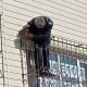 Бишкекте эркек киши терезенин тосмосуна кыпчылып калды. ИИМ себебин иликтейт