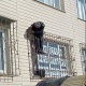 Бишкекте терезенин тосмосуна кыпчылган киши ажырашып кеткен аялынын үйүнө барган