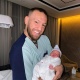 UFC мушкери Конор Макгрегор жаңы төрөлгөн ымыркайынын сүрөтүн көрсөттү