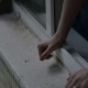Бишкекте 15 жаштагы бала көп кабаттуу үйдүн терезесинен кулап каза болду